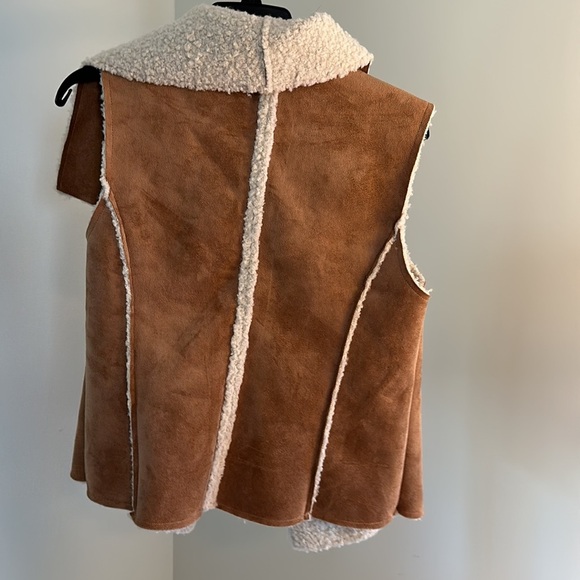 Old Navy sherpa lined vest like new. On trend - Picture 3 of 7